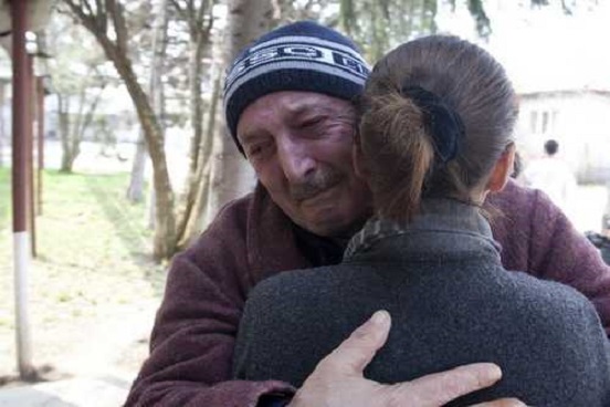 Mâncare caldă pentru 20 de familii de bătrâni